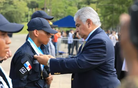 Mulino juramenta a 658 nuevos agentes de la Policía
