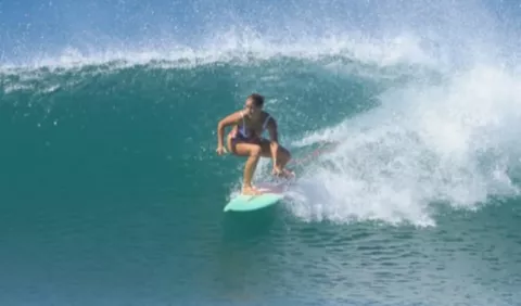 Sonia 'Pucha' García y Jon Hanna en torneo de surf de  El Salvador 