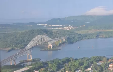 ¿En qué consistía la 'obra falsa' en el Puente de las Américas en que se usarían las vigas H?