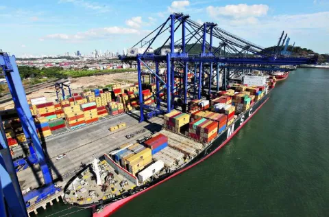 Puertos panameños experimentan aumento en volumen de carga