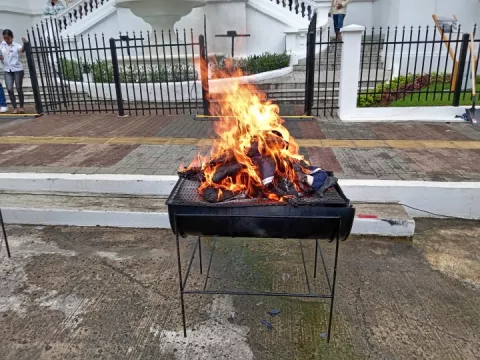 Gobernación de Panamá realiza ceremonia de cremación de banderas