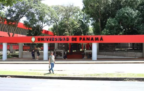 Rector Eduardo Flores insta al afianzamiento de la autonomía universitaria