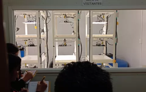 Visitan centros con innovaciones en Microbiología y Agroindustria de la UTP