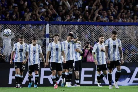 Argentina se aleja; Uruguay, Ecuador y Paraguay suben; Colombia y Brasil bajan