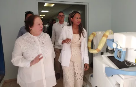 Embajadora de Estados Unidos dona equipos médicos para el hospital Cecilio Castillero de Chitré