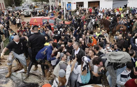 Tiran barro a los reyes de España en la zona afectada por la dana