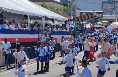 Bandas escolares de música se lucieron en desfile de La Chorrera 