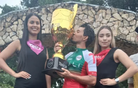 Bolívar Espinosa corona en la Vuelta a Chiriquí y entra en un grupo selecto