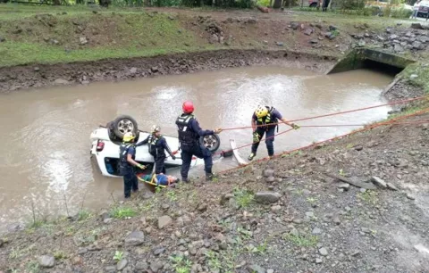Dos hombres mueren al caer vehículo en canal de una hidroeléctrica en Boquete