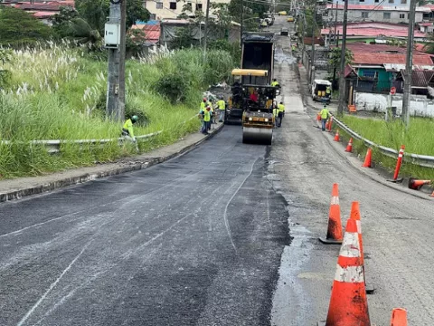 Reparan vieja carpeta asfáltica en la vía Irving Saladino en Colón 