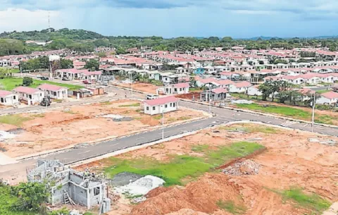 Aprueban traslado de partida al Miviot para el pago de compromisos habitacionales 
