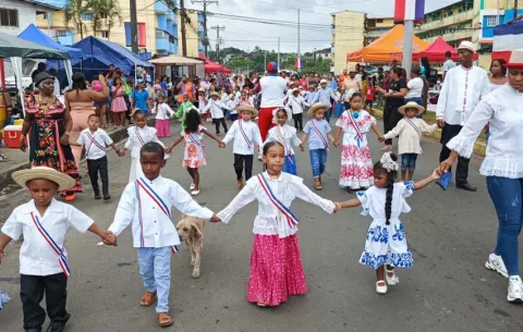 En La Feria de Colón también le rindieron honor a la patria