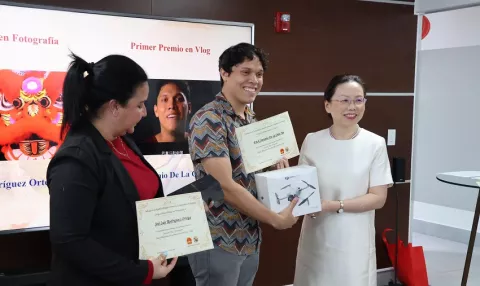 Embajada china premia a ganadores de concurso de fotografía y vlog