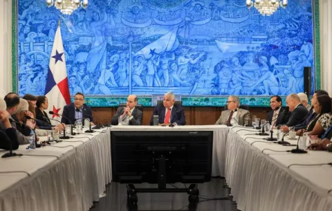 Gobierno se compromete a recibir aportes de partidos políticos a la ley de la CSS