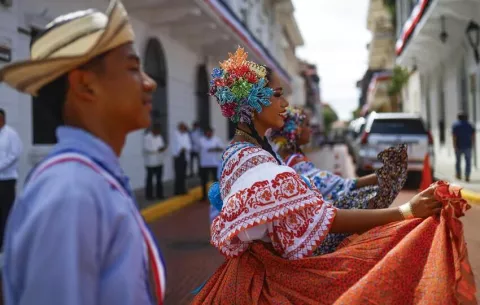 Panamá festeja sus Símbolos Patrios con un animado y colorido desfile en la capital
