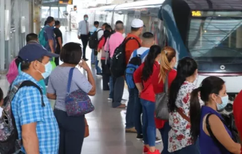 ¿Por qué si las mujeres viven más que los hombres se jubilan antes?