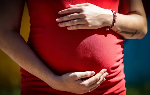 Madres adolescentes en Panamá: Un 60 % está fuera de la escuela