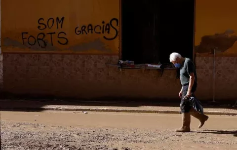 Aún con el barro por los tobillos están los residentes de Paiporta tras temporal en España