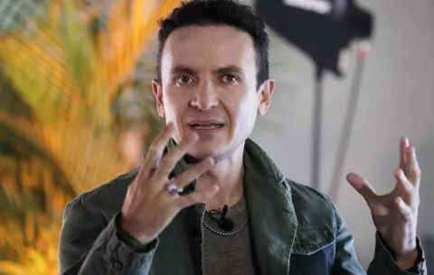 Fonseca: 'Tropicalia' lo ha hecho sentir cómodo musicalmente