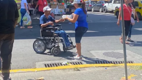 Llevan ayuda a personas en condición de calle en Colón