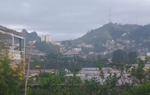 Nube de humo cubre varios puntos de la capital tras incendio en vertedero improvisado