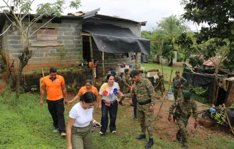 Viviendas afectadas por inundaciones, caída de árboles y deslizamiento de tierra en varias provincias