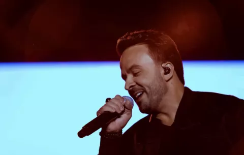 Luis Fonsi recuerda que comenzó sin presupuesto 'y tocando puertas'