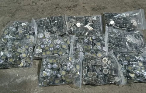 Más de 40 cajas repletas de presuntas monedas falsas incauta la Policía