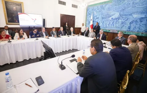 Mulino y su equipo explican proyecto de reformas a la junta directiva de la CSS