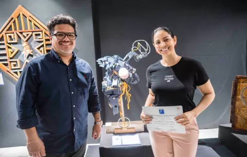 Artistas crean obras con restos de madera de teca