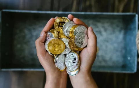 Dos colombianos fueron detenidos por estafas con criptomonedas
