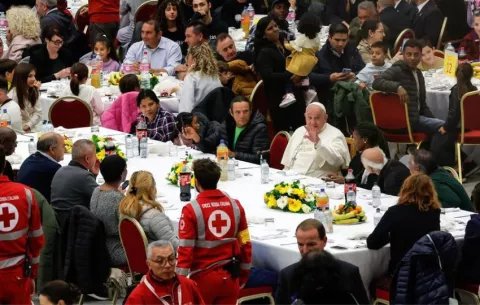 Papa insta a Iglesia, Estados y organismos a 'no olvidar los pobres'