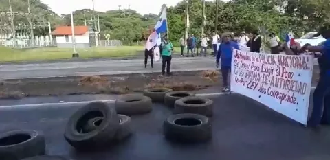 Policías jubilados de las provincias exigen pago de prima de antigüedad