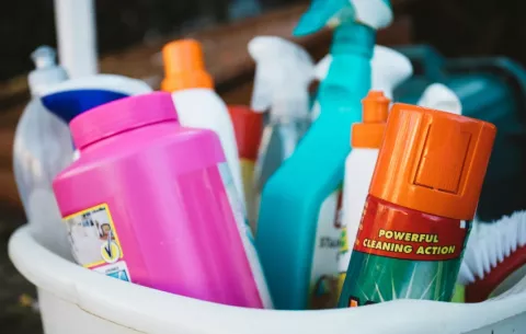 Precauciones para evitar la ingesta de cáusticos