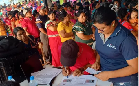 Beneficiarios de Veraguas y Ngäbe Buglé reciben sus tarjetas para cobro de subsidios estatales