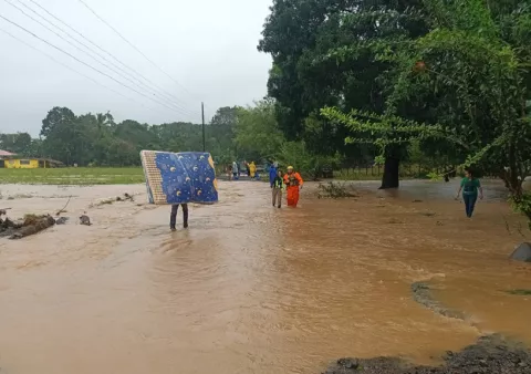 Crecida del río Quebro en Mariato deja 21 personas y 4 viviendas afectadas