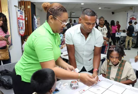 Estudiantes de Colón participan de programa robótico