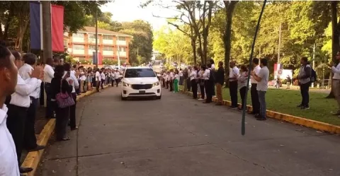 Estudiantes y administrativos de la UTP se despiden de Aizpurúa