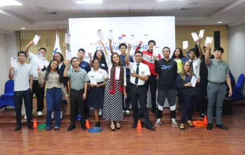 Mides entrega tarjetas de corresponsabilidad a jóvenes del programa Padrino Empresario