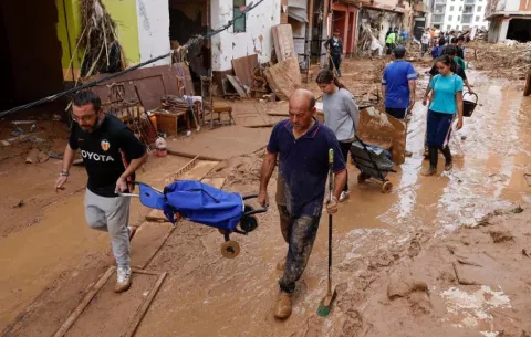 Gobierno español moviliza 10,000 efectivos más por las inundaciones, ya con 211 muertos