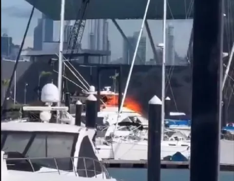 Yate se incendia en marina de isla Flamenco