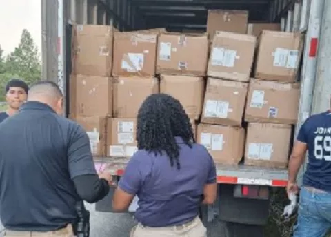 Incautan a colombiano botellas de licor en operativo de aduanas en Colón
