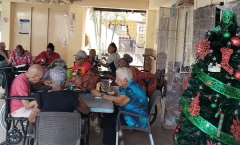 Colón: Piden "naviferias" en corregimientos y adultos mayores reciben fiesta de Navidad
