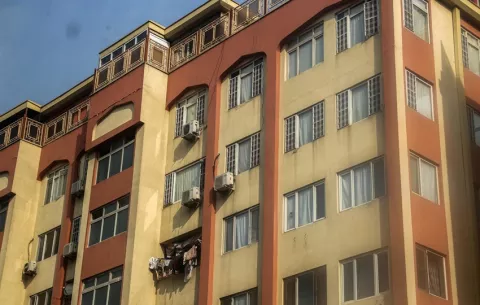 Talibanes prohíben las ventanas con vistas a casas vecinas en las que vivan mujeres