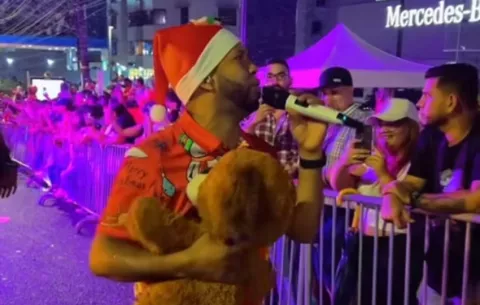 Alejandro Torres amenizó el desfile navideño de la ciudad