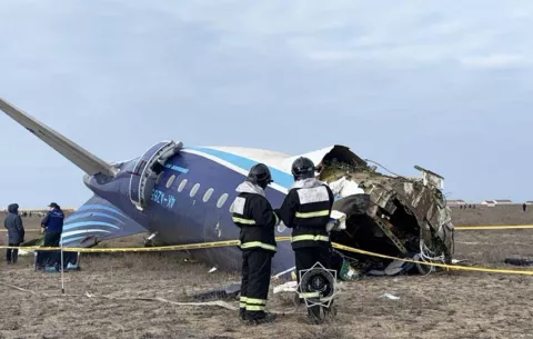 Autoridades kazajas cifran en 38 los muertos en el accidente del avión azerbaiyano