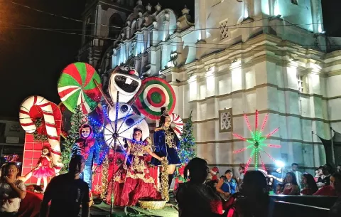 Chitré realiza desfile de Navidad y promueve la economía local