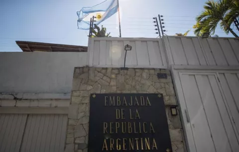 Colombia pide a Venezuela respeto a los derechos de antichavistas en la embajada argentina