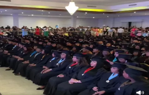 Centro Regional Universitario de Colón graduó a más de 300 nuevos profesionales