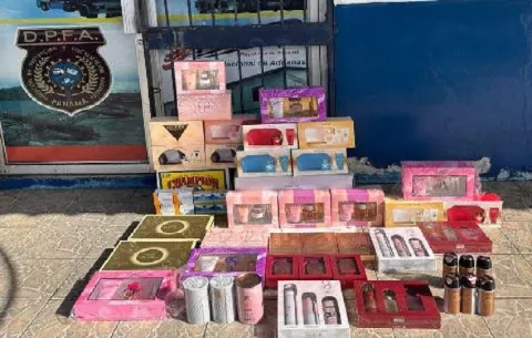 En tres diligencias aduanas en Colón decomisa bicicletas, gorras, licor y medicinas 